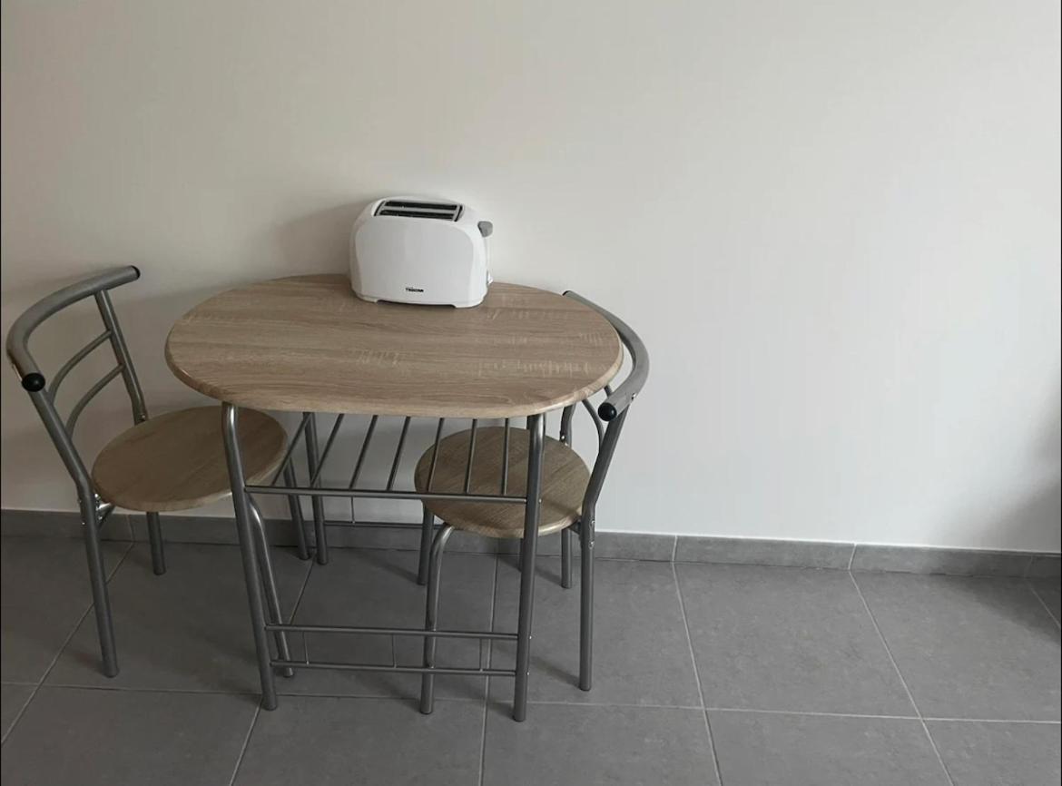 Studio A 300 M De La Gare De Mantes-La-Jolie Exteriör bild